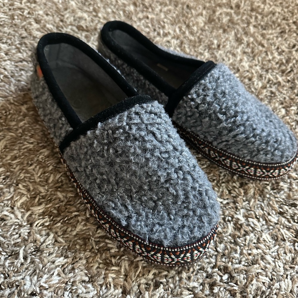 ACORN | Cozy Gray Slippers